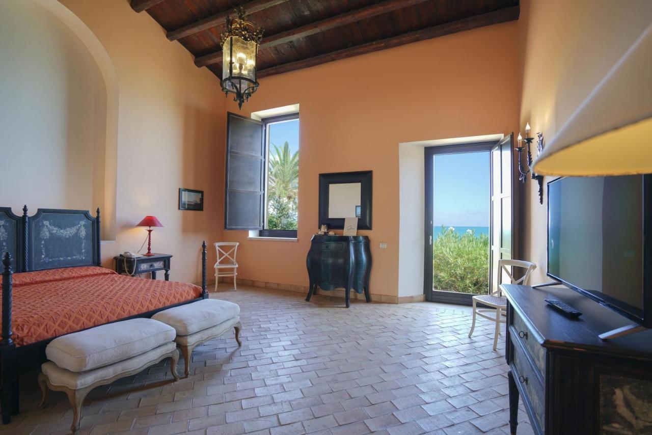 Hotel Falconara & 4*